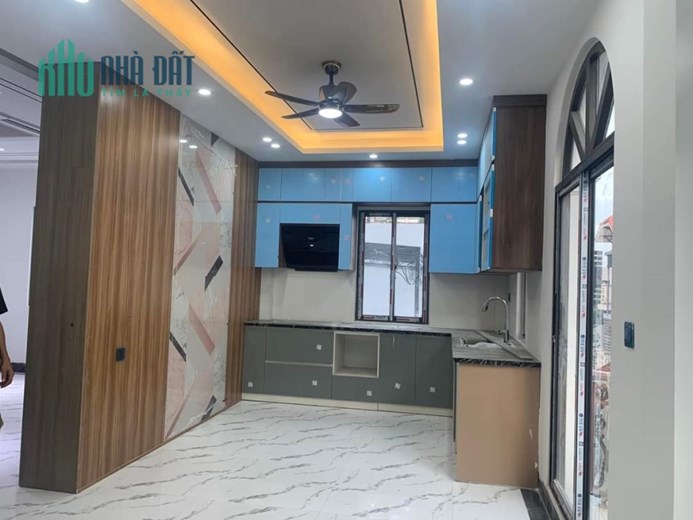 NHÀ MỚI PHỐ GIA THUỴ LONG BIÊN LÔ GÓC THANG MÁY NGÕ THÔNG Ô TÔ 7 CHỖ