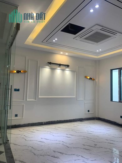 NHÀ MỚI PHỐ GIA THUỴ LONG BIÊN LÔ GÓC THANG MÁY NGÕ THÔNG Ô TÔ 7 CHỖ