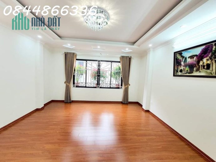 Giáp Nhất nhà đẹp, thang máy, ô tô đỗ cửa, kinh doanh, 56m x 5 tầng x 5m mặt tiền