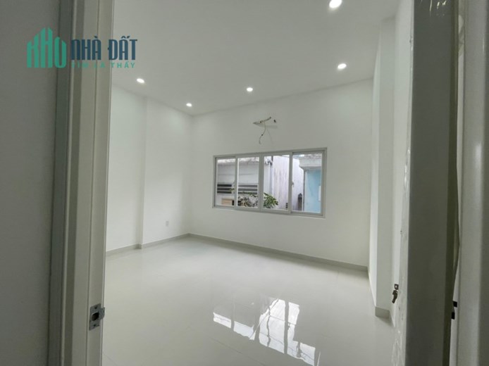 Cần bán gấp nhà Lạc Long Quân Tân Bình 50m2 3 tầng chỉ 4,7 tỷ TL.