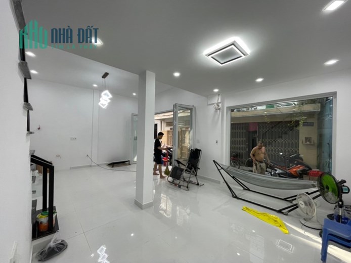 Cần bán gấp nhà Lạc Long Quân Tân Bình 50m2 3 tầng chỉ 4,7 tỷ TL.