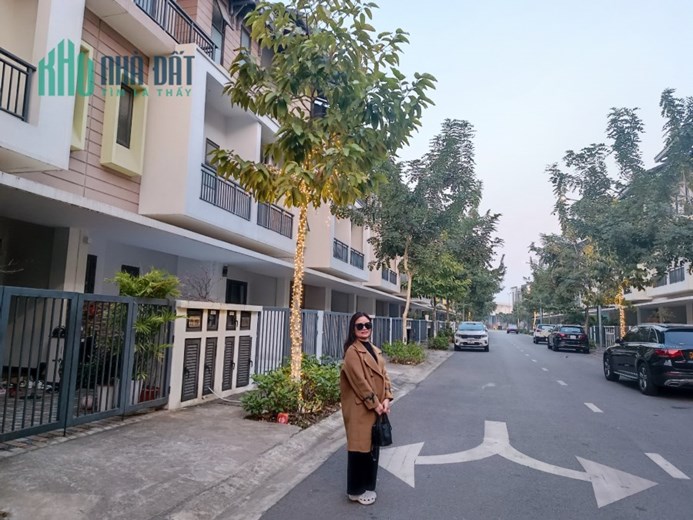 Nhà 3 tầng sổ đỏ lâu dài giá chỉ 3.x tỷ