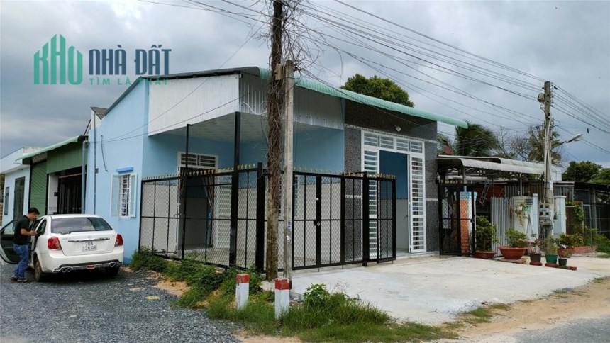 Nhà 2 mặt tiền 900 triệu - Tiện nghi, thoáng mát tại Tây Ninh!