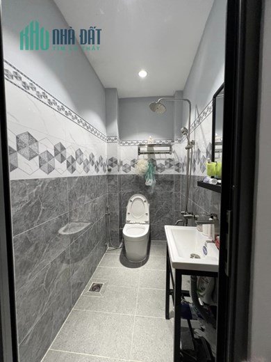Nhĩnh 5 tỷ, 66m2 = 4x16.5m (3 Tầng BTCT) đường Quang Trung