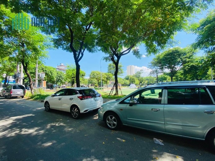 BÁN NHÀ SAU LƯNG MT HẢI SƠN 2 TẦNG FULL NỘI THẤT