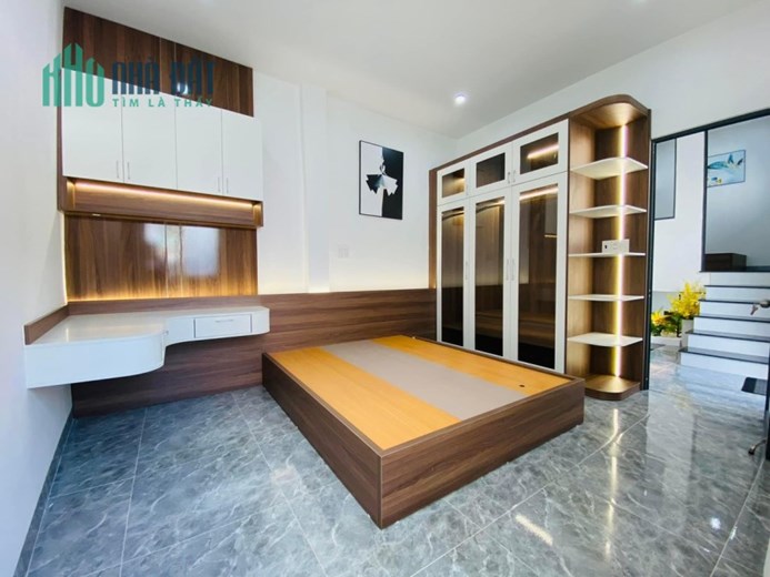 BÁN NHÀ SAU LƯNG MT HẢI SƠN 2 TẦNG FULL NỘI THẤT