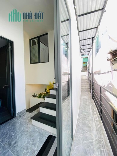 BÁN NHÀ SAU LƯNG MT HẢI SƠN 2 TẦNG FULL NỘI THẤT