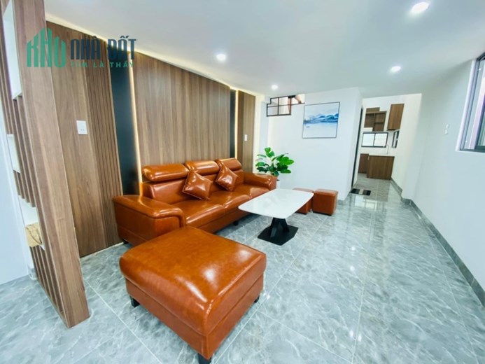 BÁN NHÀ SAU LƯNG MT HẢI SƠN 2 TẦNG FULL NỘI THẤT