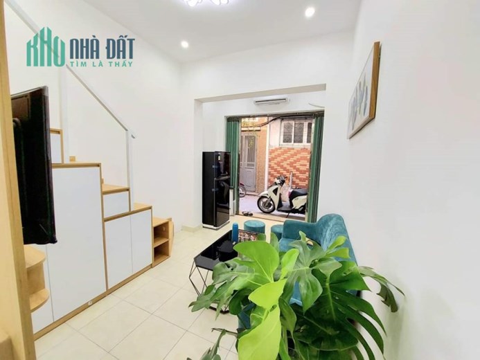 Bán nhà TT Bạch Mai ( đê Tô Hoàng)- nhỉnh 1 tỷ-sdttgần 30m2- full nội thất- ô tô đỗ cửa-kinh doanh