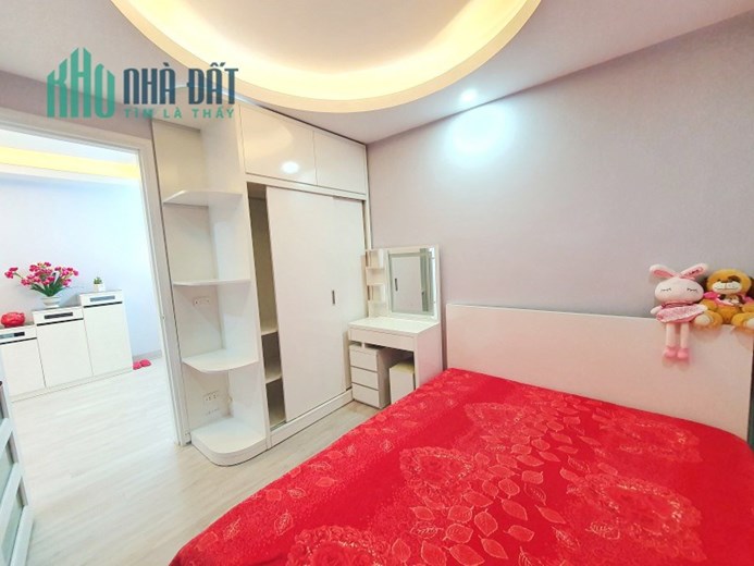 Bán gấp Căn hộ Chung cư Hào Nam, Đống Đa 50m2 2 ngủ, thang máy, sổ hồng 1.45 tỷ