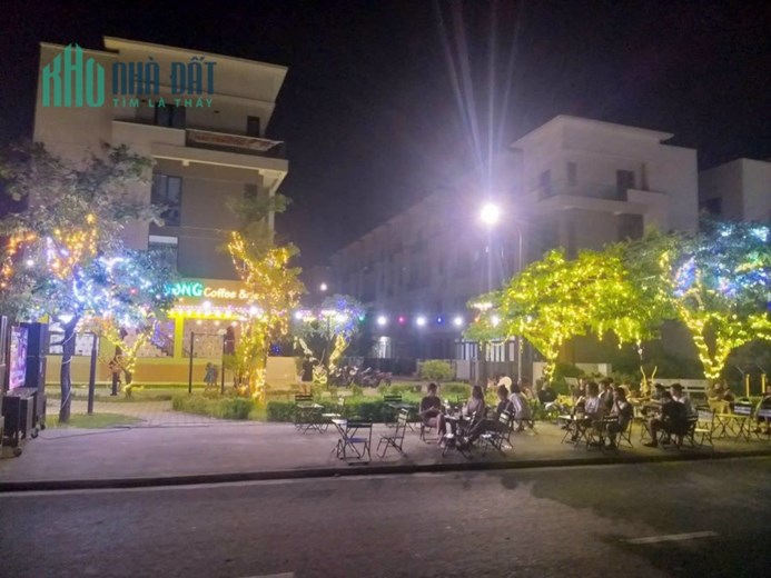Nhà phố thương mại. Chân đế chung cư. Đầy đủ nội thất. Nhỉnh 6 tỉ. VSIP, Từ Sơn, Bắc Ninh