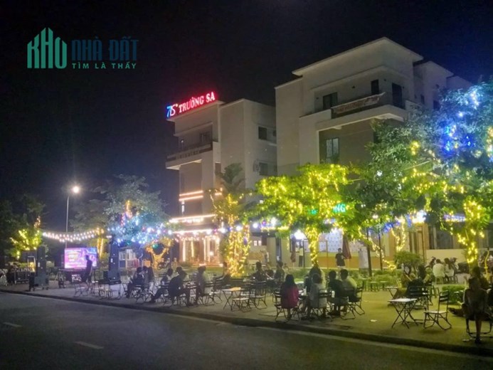 Nhà phố thương mại. Chân đế chung cư. Đầy đủ nội thất. Nhỉnh 6 tỉ. VSIP, Từ Sơn, Bắc Ninh