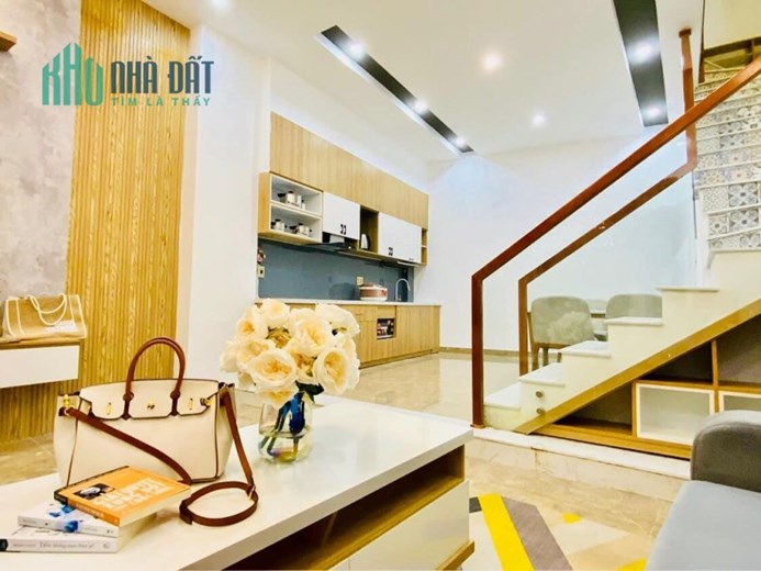 Nhà Ngộp 3 tầng 4*12m, Hẻm 5m Xe Hơi Tới Nhà, giá chỉ nhỉnh 5 tỷ
