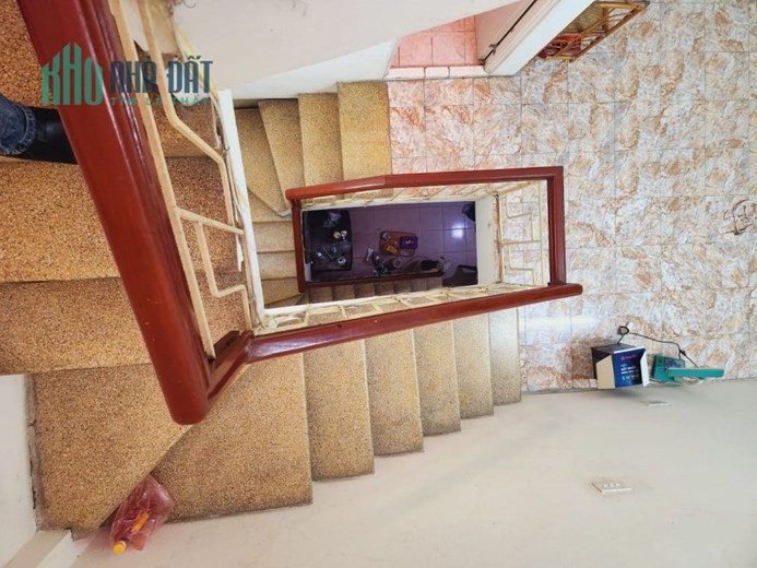 BÁN NHÀ 3 TẦNG DT:25M2 SỔ ĐỎ x TẦNG 2 DT:30M HIỆN TRẠNG NHÀ CŨ 2 PHÒNG NGỦ GIÁ: HƠN 2 TỶ PHỐ TÔN