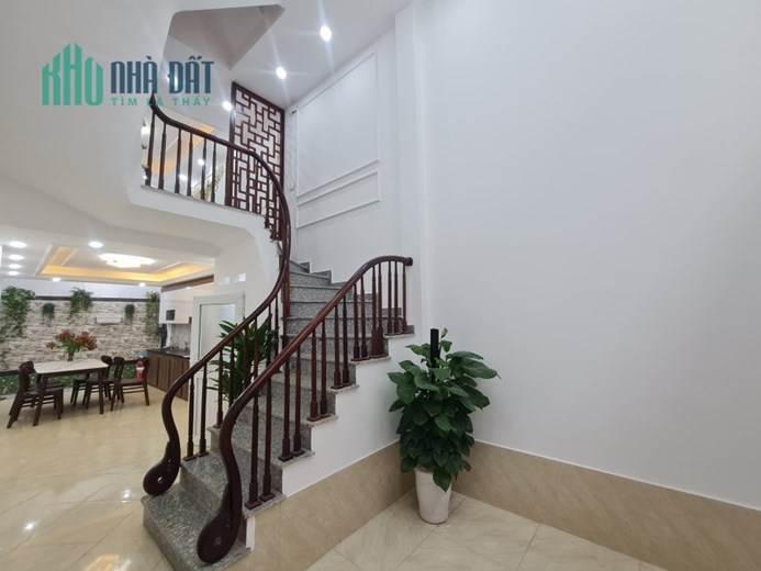 Căn góc, ở luôn, có sân để xe, bán nhà Trường Chinh, Đống Đa