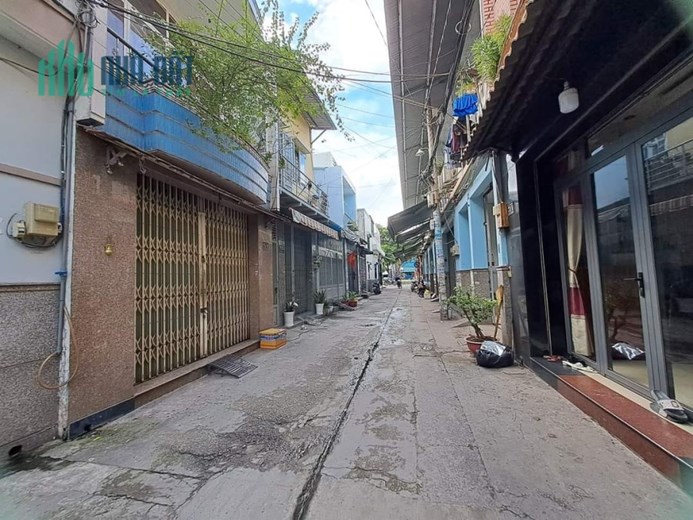 Nhà 2 Tầng Sát Mặt Tiền Ngã Tư Lê Thúc Hoạch với Bình Long,Ngay CV 53m2 Vuông Vức Đường 4m.