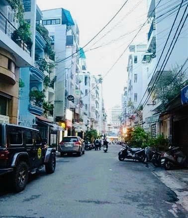 Bán gấp nhà HXH như hình, gần khu phố Tây Bùi Viện Q1.