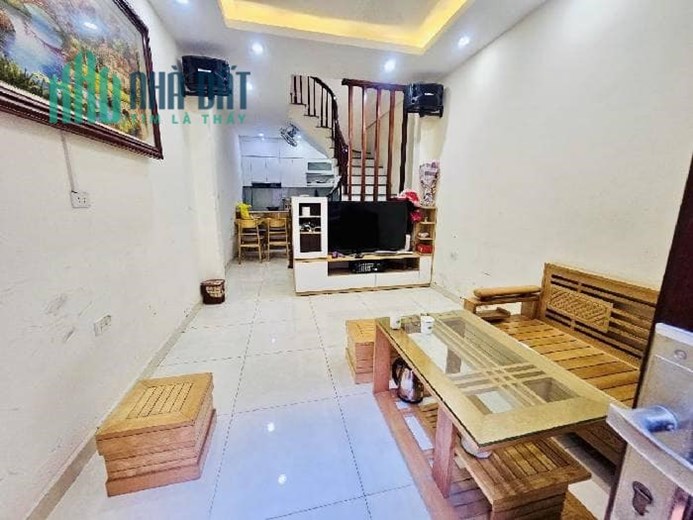 NHÀ ĐẸP 2 THOÁNG - CẦU THANG GỖ XỊN - NỞ HẬU- DIỆN TÍCH 39m2
