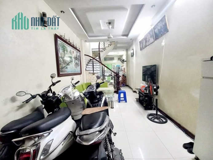 BÁN NHÀ DÂN XÂY HOÀNG MAI, LĨNH NAM 40M 5T Ô TÔ QUA NHÀ. Chỉ 4 TỶ xíu