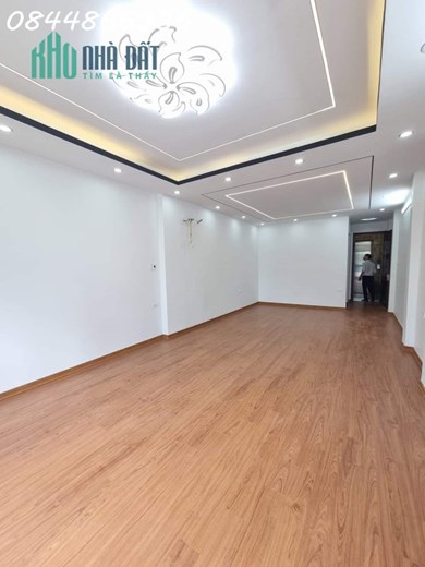 Cầu Giấy phân lô, ô tô tránh, nhà 7 tầng, thang máy, dòng tiền 700tr / năm
