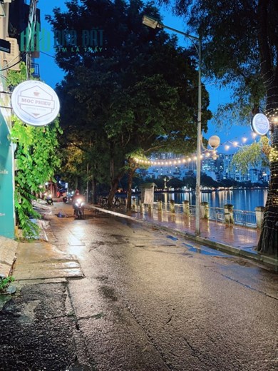 Nhà mặt phố, nhỏ xinh soi bóng hồ Hoàng Cầu, vỉa hè ô tô đỗ, kinh doanh đỉnh