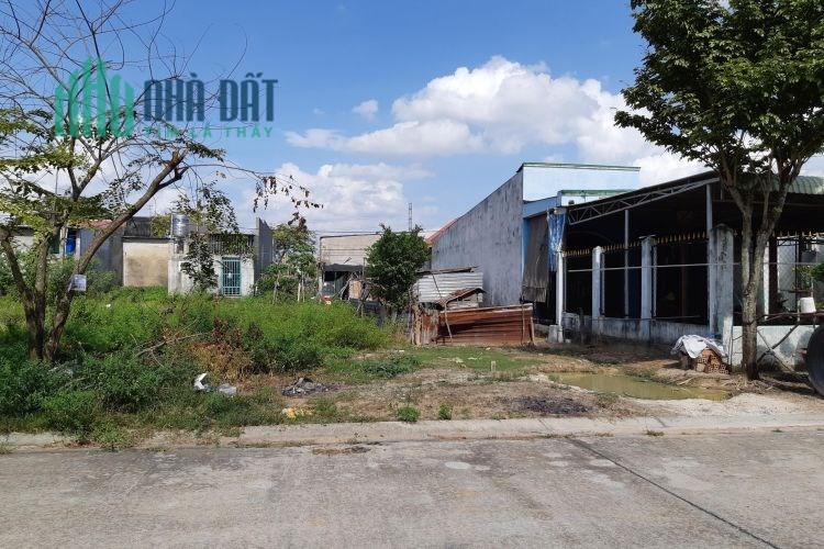 cần bán lô dất nằm mặt tiền đường lớn ngay trung tâm huyện bàu bàng