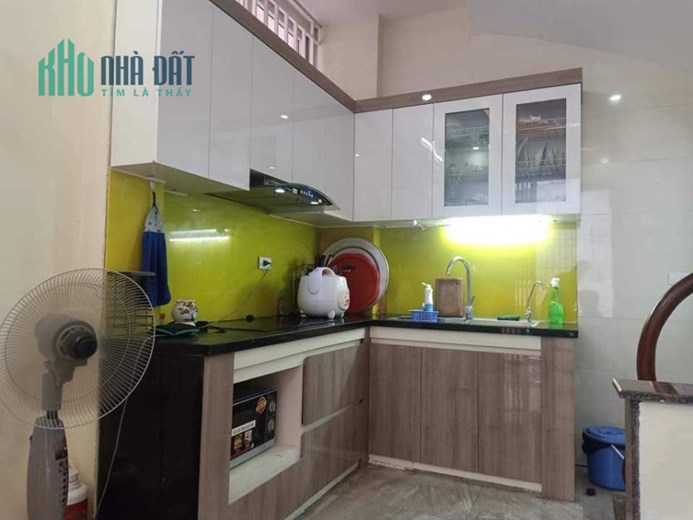 Cho thuê nhà nguyên căn, HGĐ, ở nhóm, 30m2, 5T, 4N, đủ đồ, Phạm Văn Đồng