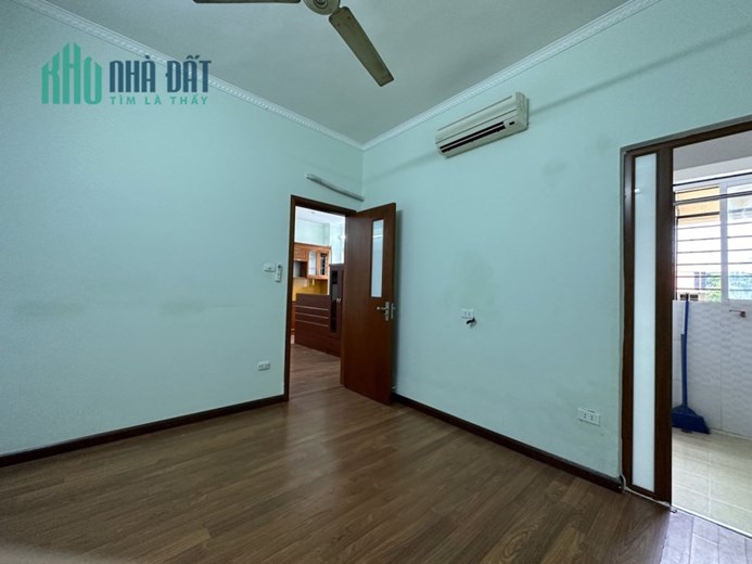 Chính chủ bán căn hộ tòa B11A KĐTM Nam Trung Yên cầu Giấy 65 m2 2 ngủ,2 wc ,1khach giá 2,5 tỷ.