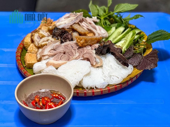 Tadaaaa… Quận Tân Bình chúng ta có gì?? ĂN LÀ GHIỀN - Quán Bún chả Hà Nội và bún đậu mắm tôm Phố Cổ