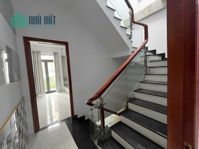 Bán nhà đẹp hxh Tân Phú 72m2, sát mặt tiền tiện kinh doanh, công nhận đủ
