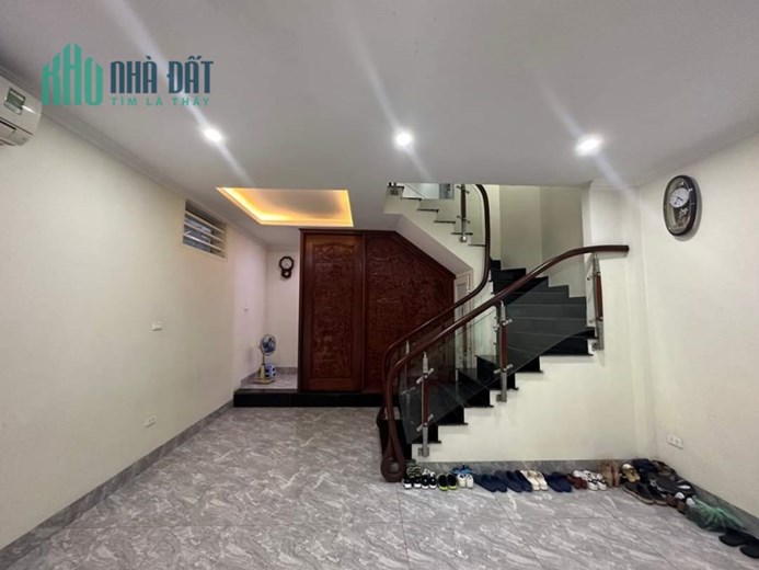 NHÀ TÂN MAI- SÁT ĐƯỜNG ĐÔI 40M2 - 5T,Ô TÔ, 3 TỶ 56TỶ NHÀ ĐẸP Ở LUÔN