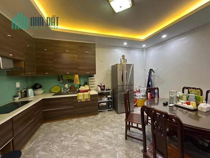 NHÀ TÂN MAI- SÁT ĐƯỜNG ĐÔI 40M2 - 5T,Ô TÔ, 3 TỶ 56TỶ NHÀ ĐẸP Ở LUÔN