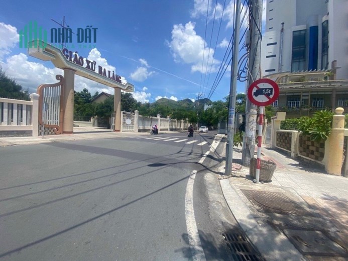 Bán nhà mặt tiền Phó Đức Chính nha trang cách biển chỉ 100m, đường nhựa 16m .