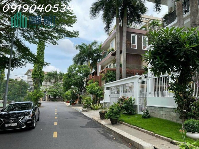 kHÔNG CÒN PHẢI BÀN Biệt thự tuyệt đẹp : 11 x 20 = 220m2. 3 tầng. Cách Sân bay TSN tầm 4 km. Q.Bình