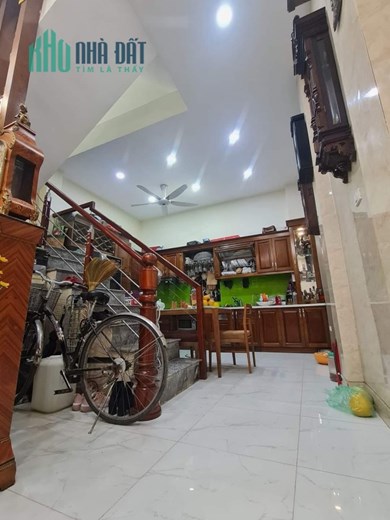Bán nhà Hoàng Văn Thái 42m2 4 tầng kinh doanh ô tô vào nhà giá chỉ 6,3 tỷ