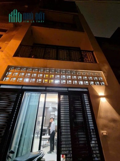 Bán nhà Láng Hạ, gần ngã tư Nguyễn Chí Thanh Trần Duy Hưng. Diện tích 40m2 5 tầng MT 4,3m. Giá hơn