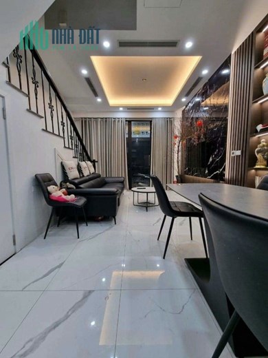 Bán nhà Láng Hạ, gần ngã tư Nguyễn Chí Thanh Trần Duy Hưng. Diện tích 40m2 5 tầng MT 4,3m. Giá hơn