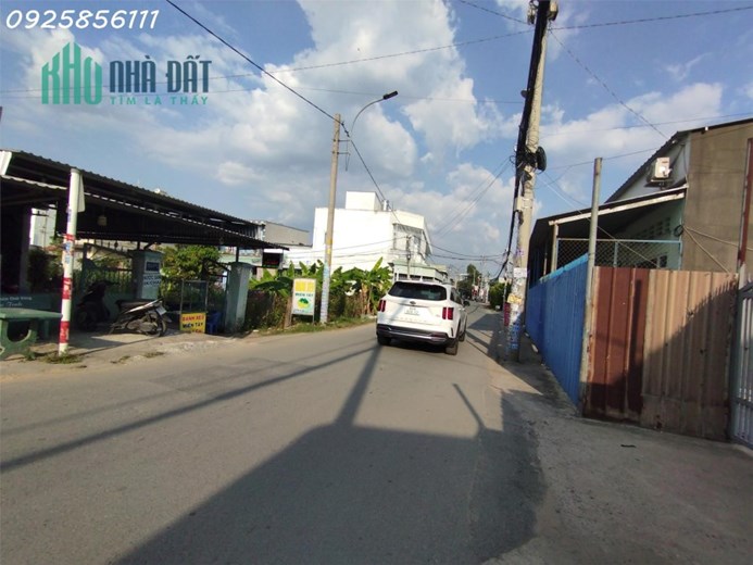 Nhà mặt phố An Phú Đông Quận 12, hai xe tải tránh,DT  200m2 chính chủ