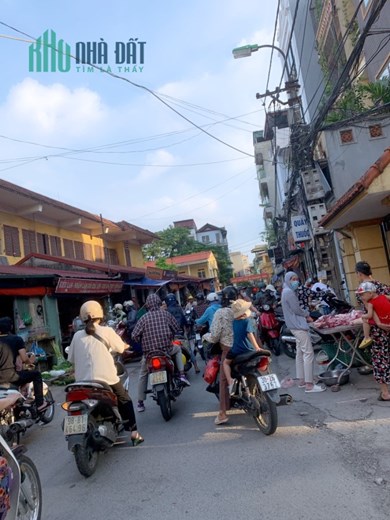 BÁN NHÀ 4 TẦNG  KINH DOANH Ô TÔ TRÁNH NẰM GIỮA TRUNG TÂM CHỢ KINH DOANH BẮT CHẤP NGÀY VÀ ĐÊM NGỌC