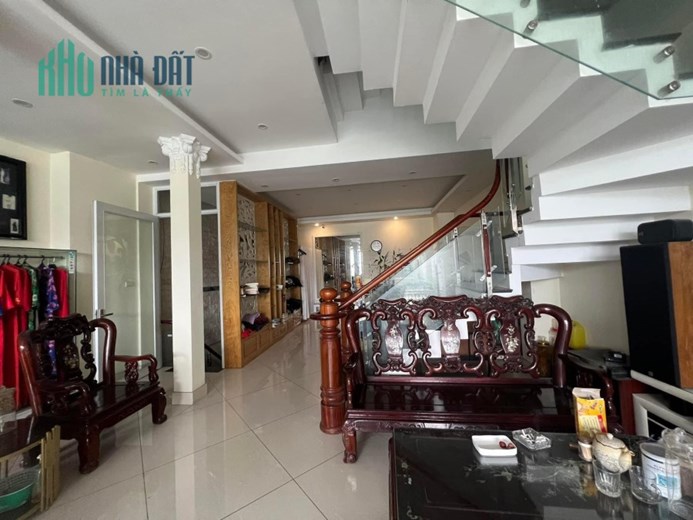 Nhà đẹp mặt hồ Ngọc Lâm, 100m x 4 tầng, mặt tiền 7.3m, ôtô dừng đỗ