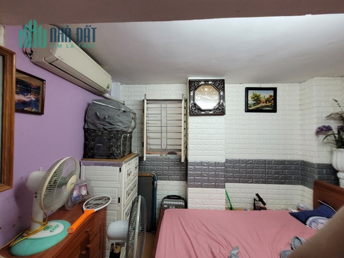 Bán nhà tập thể tầng 1 phố Trung Kính, ô tô  7 chỗ đỗ trước nhà thoải mái