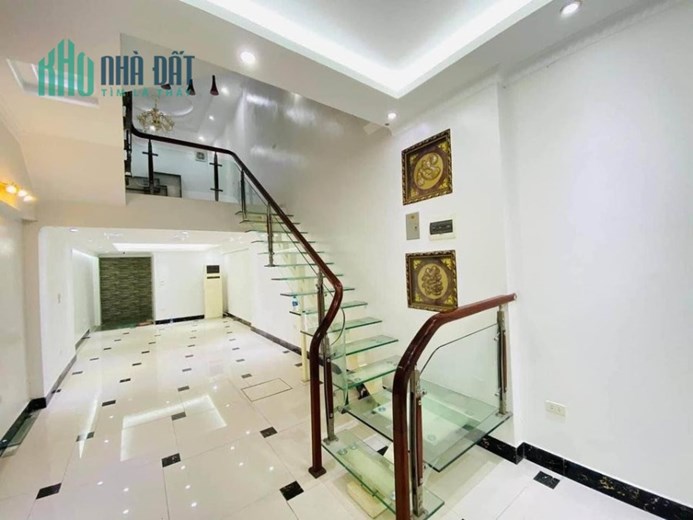 nhà trung tâm quận tây hồ , ngõ thông xuân đỉnh ,00 tô 4 chỗ vào nhà