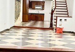 Cho thuê cả Nhà Nguyễn Khánh Toàn, ô tô vào nhà 70m x5 tầng. giá 30tr/th