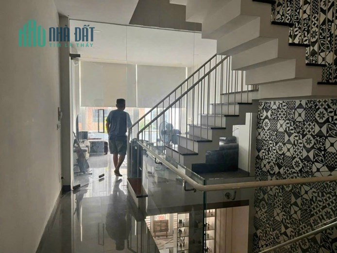 Bán nhà mặt tiền Nguyễn Trọng Tuyển, 3.9M*14.5M, Nhà 4 Tầng 4PN, giá 12.5 tỷ