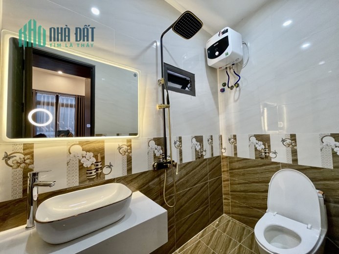 Bán nhà đường Miếu Hai Xã, diện tích 50m 3 tầng GIÁ 2.95 tỉ sân cổng riêng