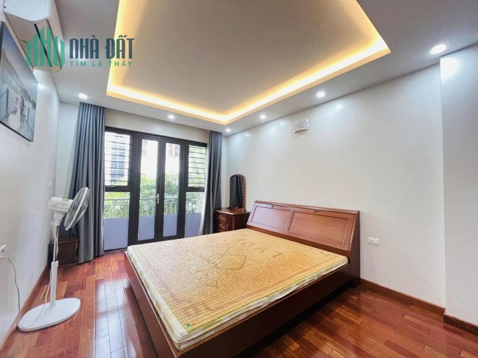 Bán nhà 44m2 phố Nghi Tàm, Tây Hồ Gara 2 Ô tô Mặt tiền 6m Kinh doanh Sầm uất Giá 7.4 Tỷ