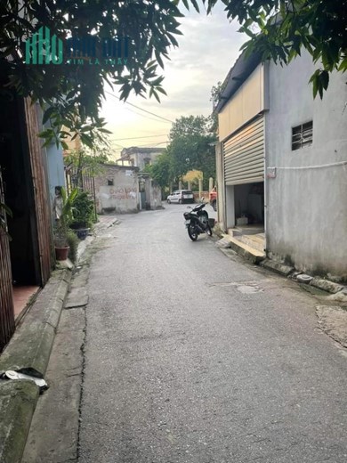 có sẵn nhà cấp 4.  ở hay cho thuê đều rất hợp lý