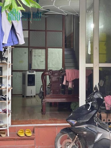 có sẵn nhà cấp 4.  ở hay cho thuê đều rất hợp lý