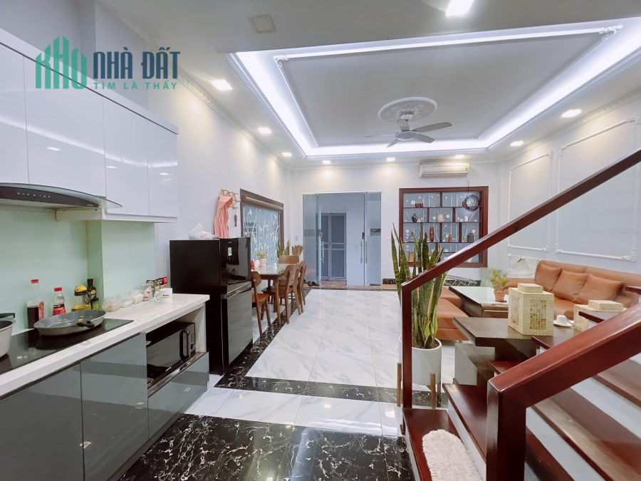Chính chủ bán gấp Siêu phẩm Đê La Thành 45m 5 tầng 5.5m ngõ thông ô tô đỗ gần full tiện ích