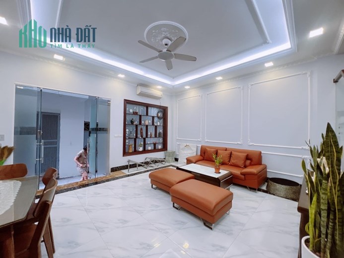Chính chủ bán gấp Siêu phẩm Đê La Thành 45m 5 tầng 5.5m ngõ thông ô tô đỗ gần full tiện ích
